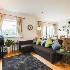  Apartment Dukes Wharf - Classy, Centre 2 Bedroom Overlooking The Canal